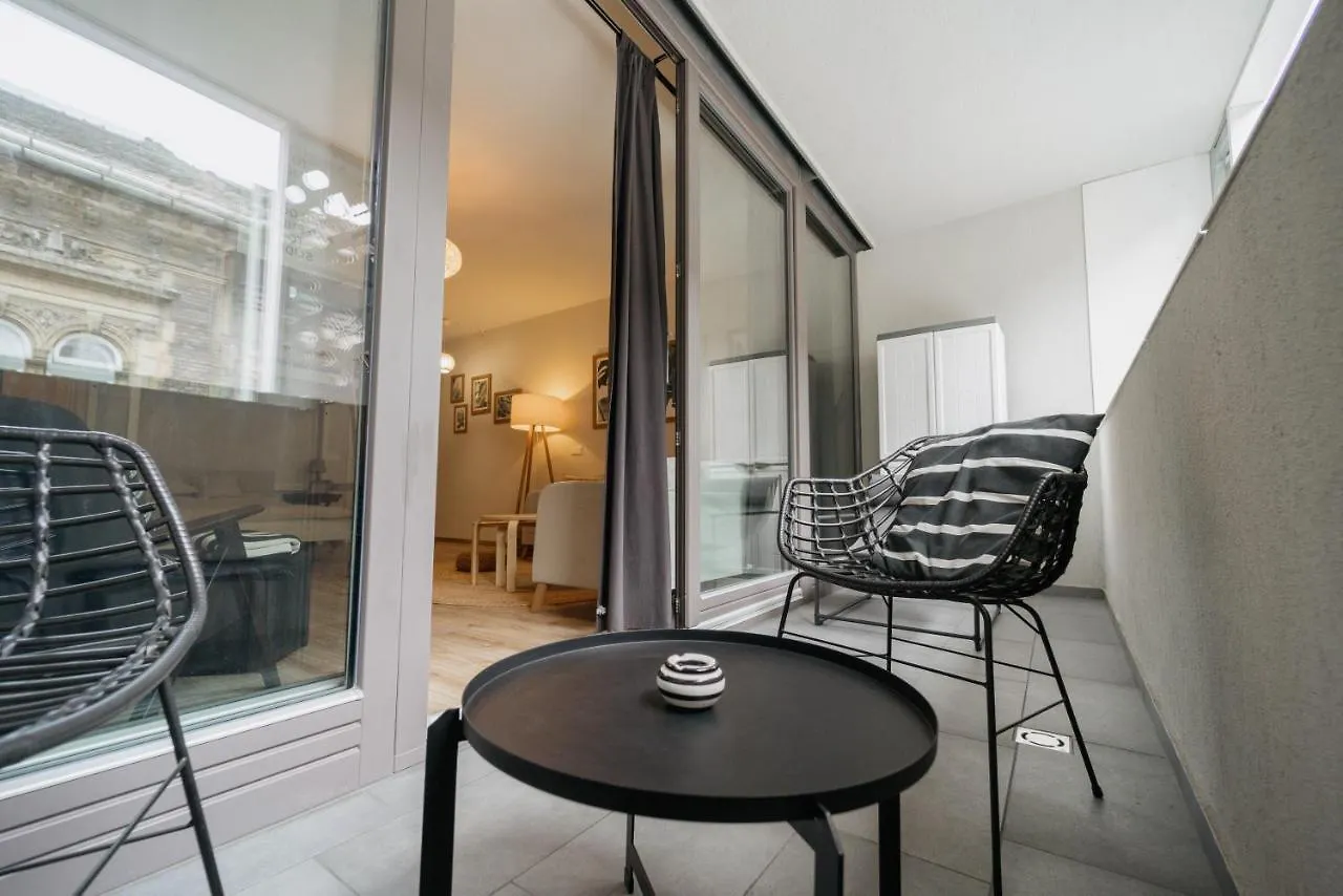 Monkey Suite Budapest Apartment